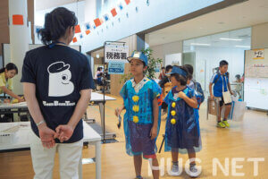 BomBomTown警察官のお仕事体験をする子どもたち